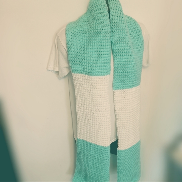 Handmade Womens Scarve and Hat Set - Picture 2 of 3